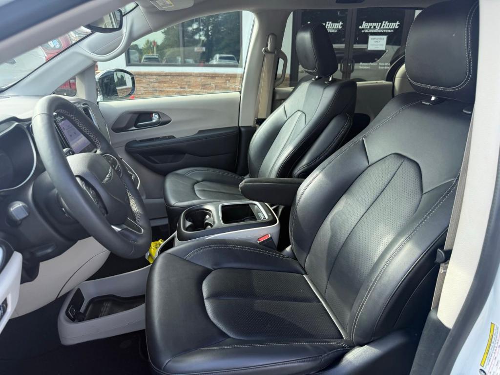 used 2024 Chrysler Pacifica car, priced at $32,126