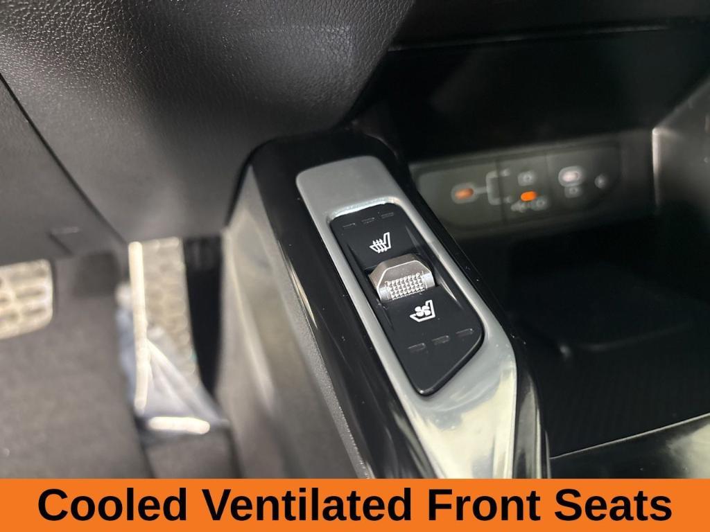 used 2025 Kia Sorento car, priced at $37,100