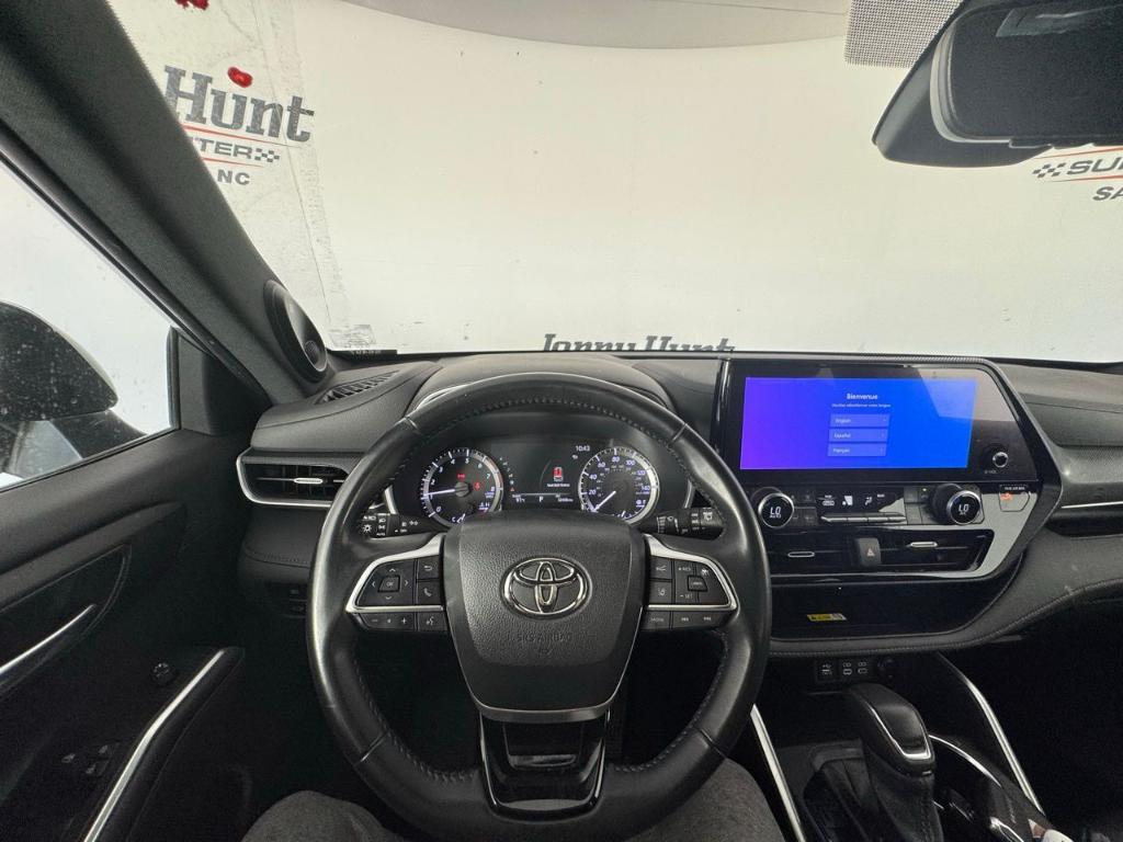 used 2023 Toyota Highlander car, priced at $40,843