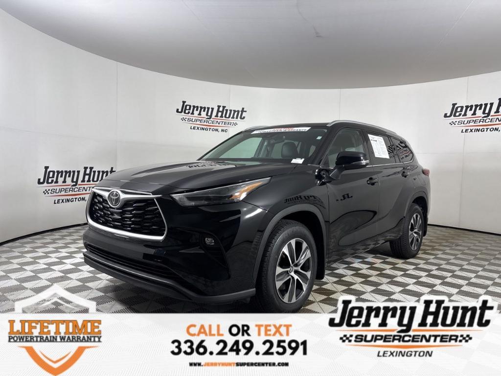 used 2022 Toyota Highlander car, priced at $38,400