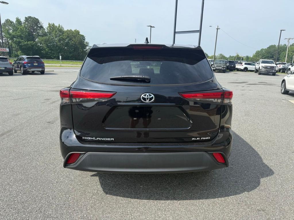used 2022 Toyota Highlander car, priced at $38,900