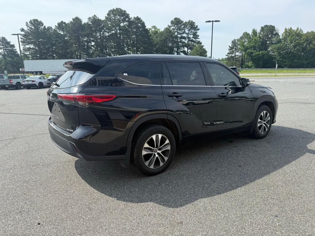 used 2022 Toyota Highlander car, priced at $38,900