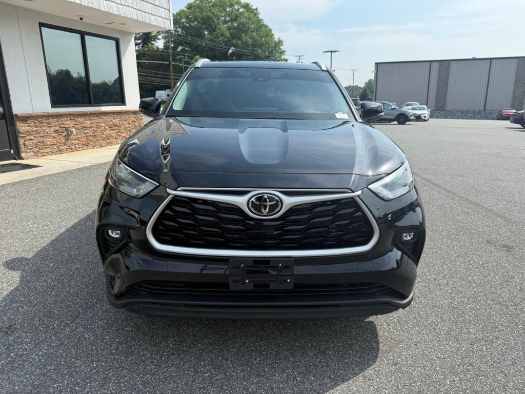 used 2022 Toyota Highlander car, priced at $38,900
