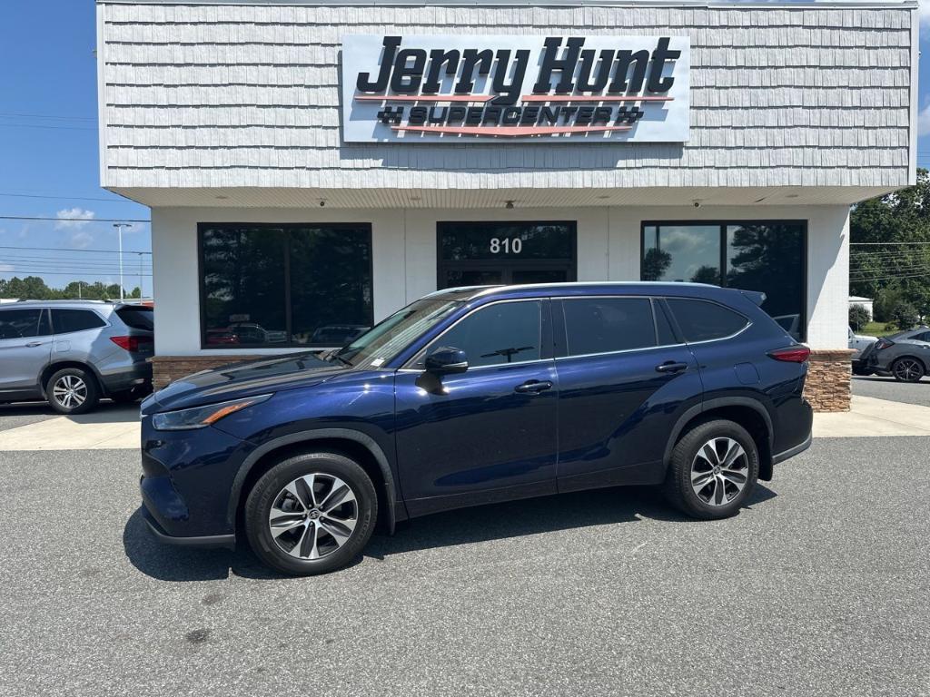 used 2021 Toyota Highlander car, priced at $28,900