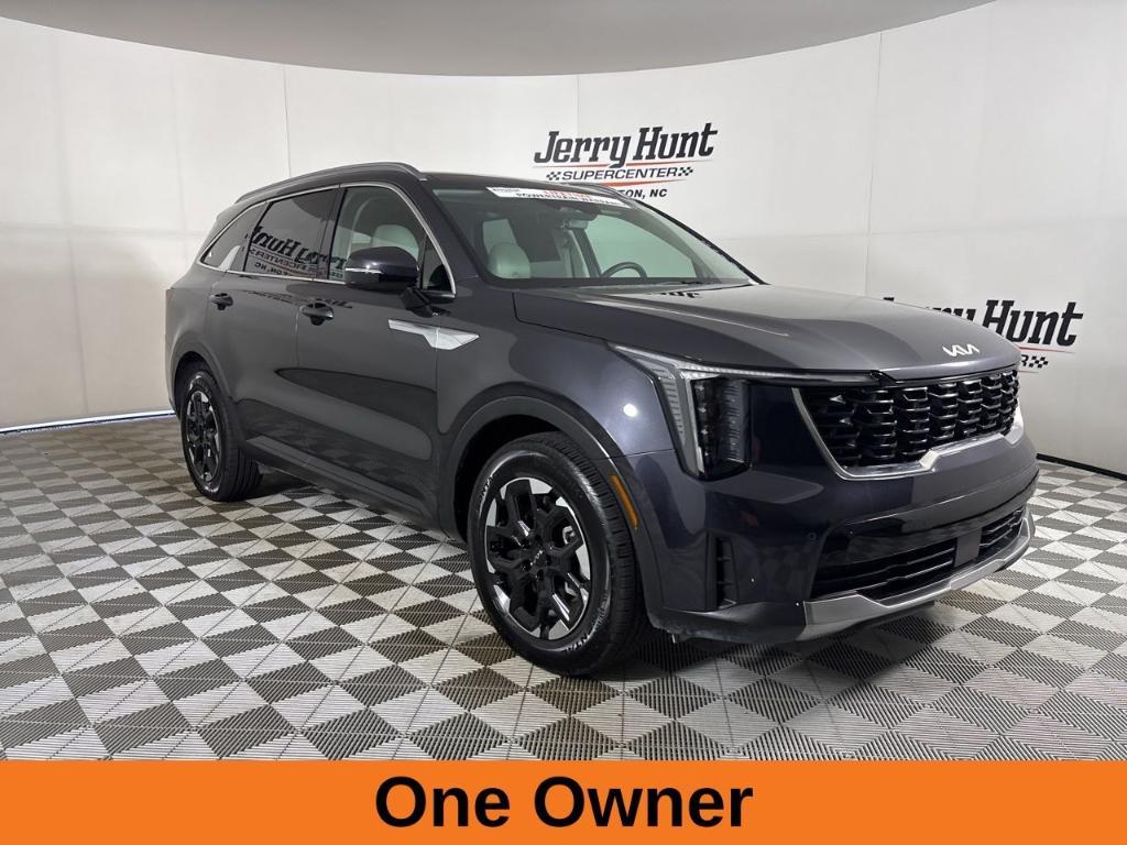 used 2025 Kia Sorento car, priced at $32,100