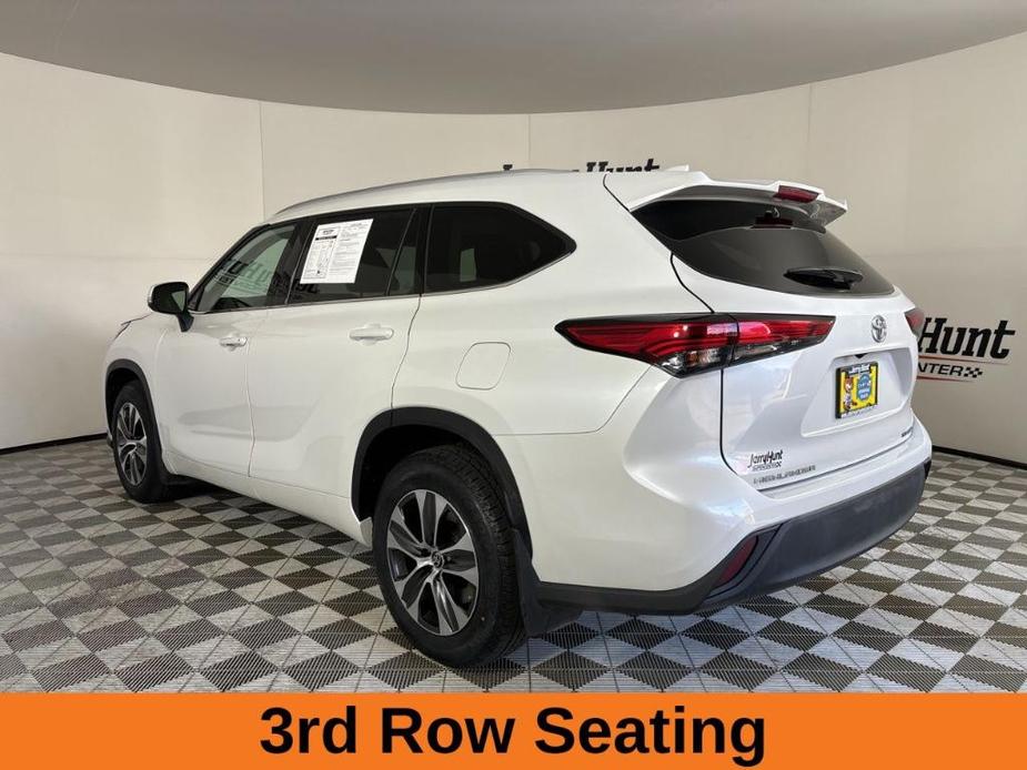 used 2022 Toyota Highlander car, priced at $33,399