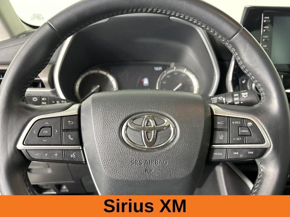 used 2022 Toyota Highlander car, priced at $33,399