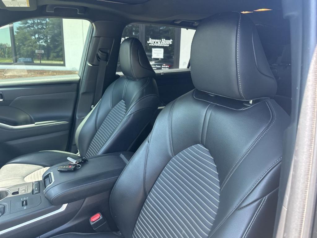used 2022 Toyota Highlander car, priced at $35,988