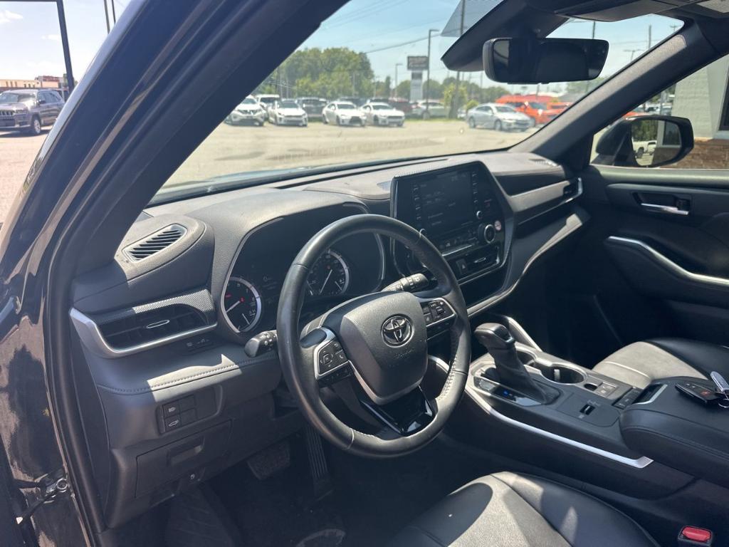 used 2022 Toyota Highlander car, priced at $35,988
