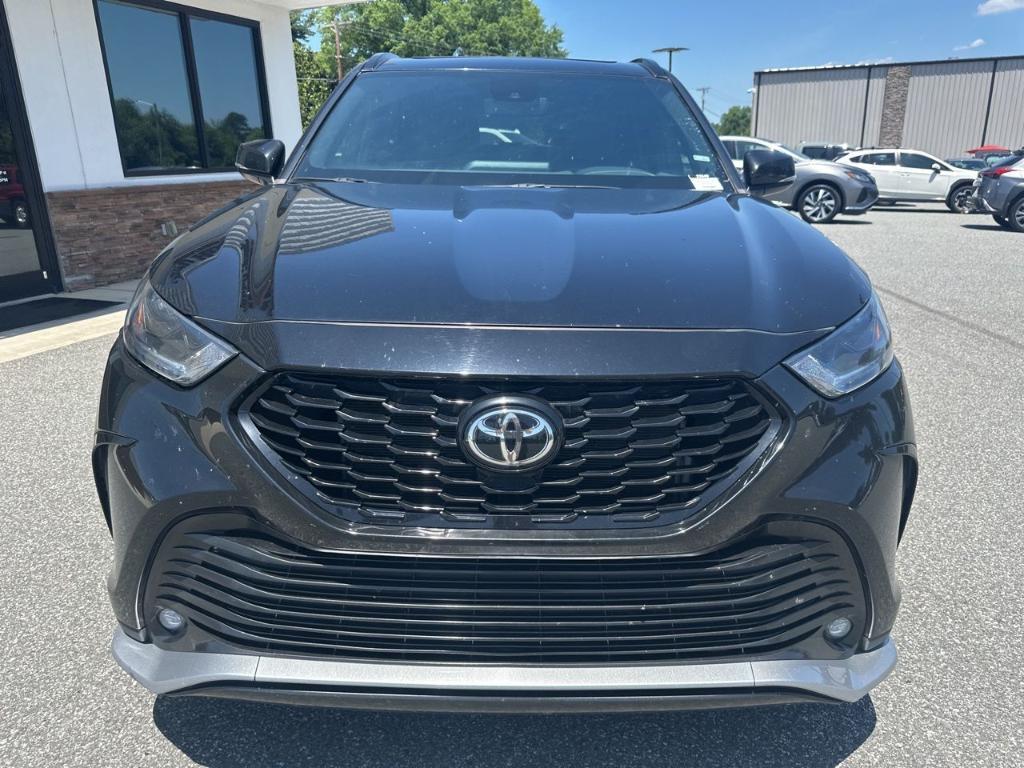 used 2022 Toyota Highlander car, priced at $35,988