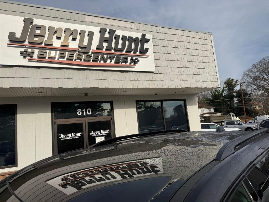 used 2024 Chevrolet Traverse car, priced at $43,322