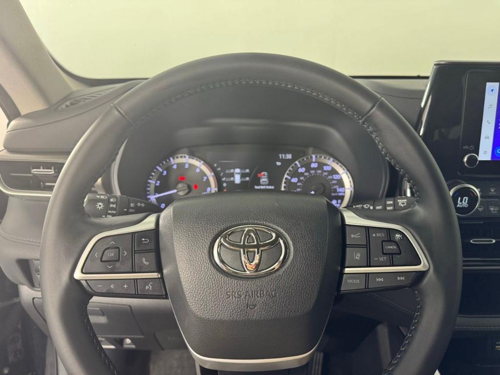 used 2023 Toyota Highlander car, priced at $31,900