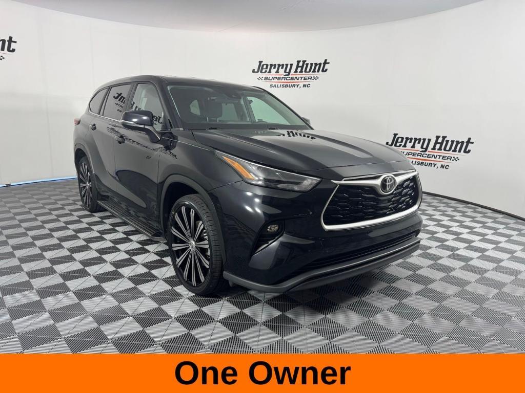 used 2023 Toyota Highlander car, priced at $31,900