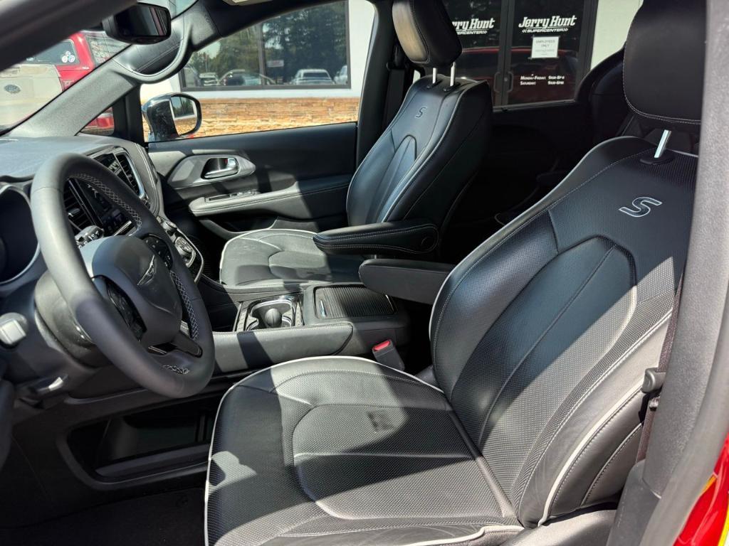 used 2025 Chrysler Pacifica car, priced at $39,127