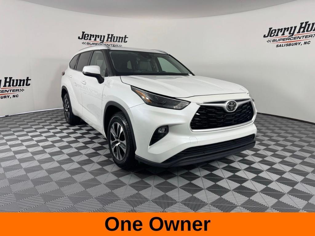 used 2022 Toyota Highlander car, priced at $33,000