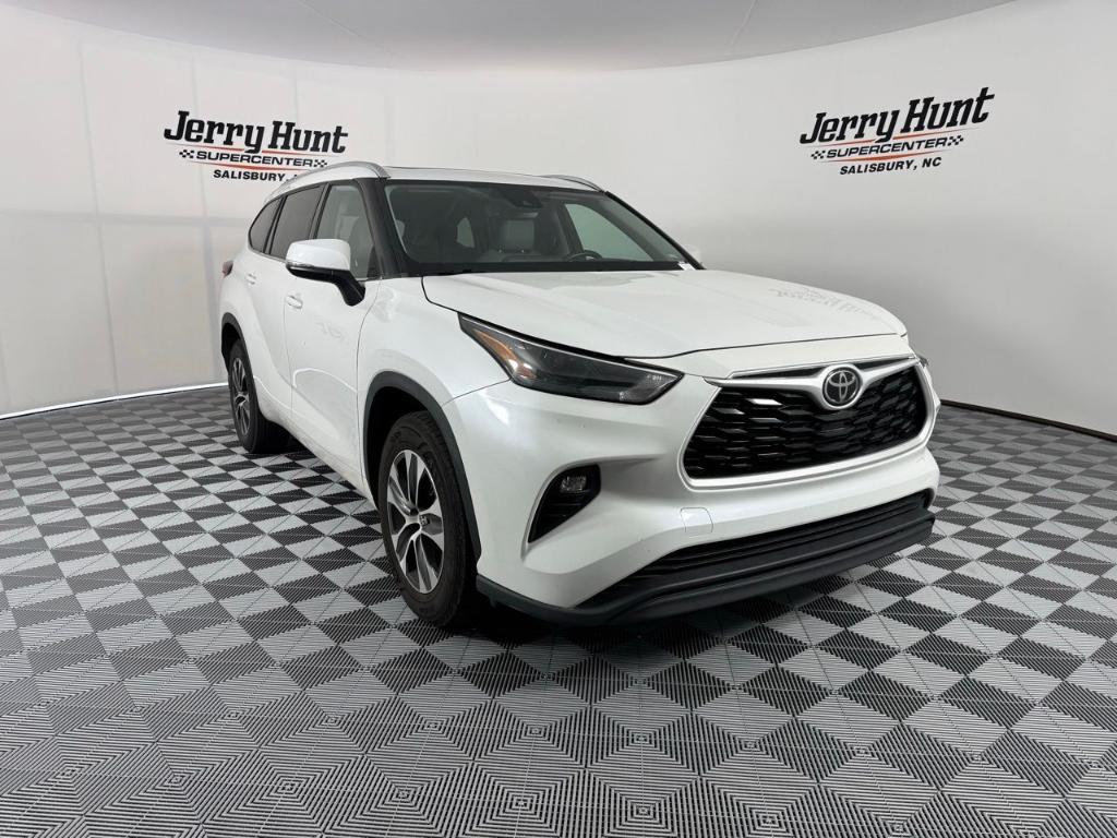 used 2022 Toyota Highlander car, priced at $33,936
