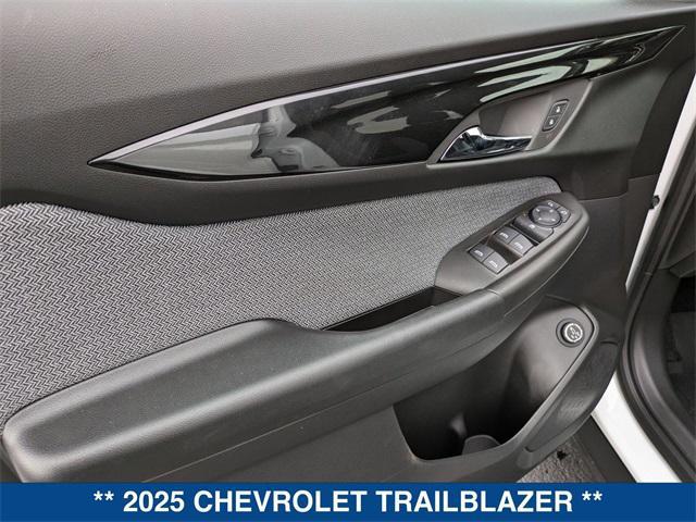 new 2025 Chevrolet TrailBlazer car, priced at $30,080