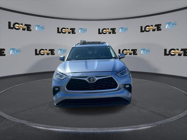 used 2022 Toyota Highlander car, priced at $31,444