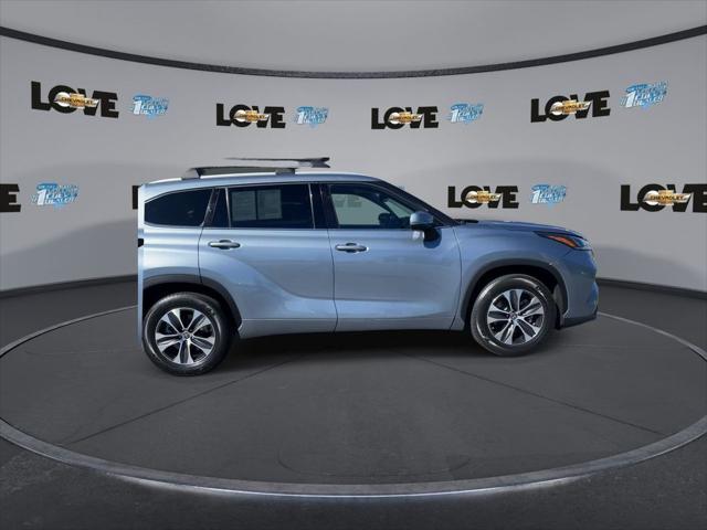 used 2022 Toyota Highlander car, priced at $31,444