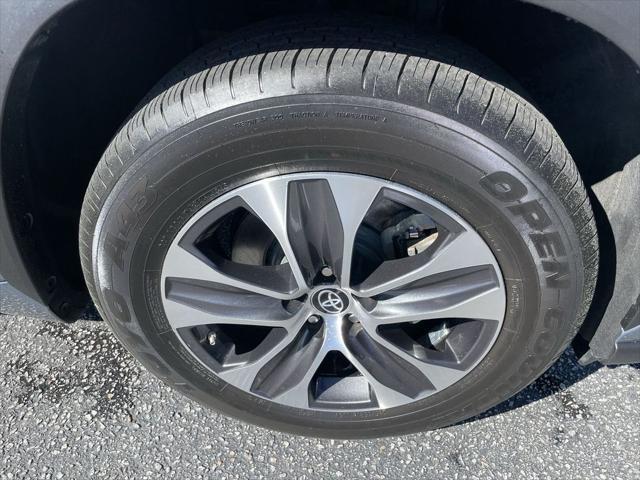 used 2022 Toyota Highlander car, priced at $31,444
