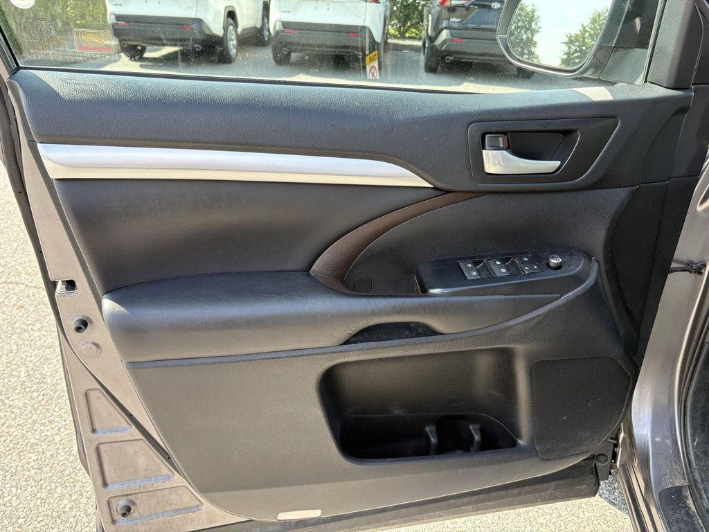 used 2019 Toyota Highlander car, priced at $26,900