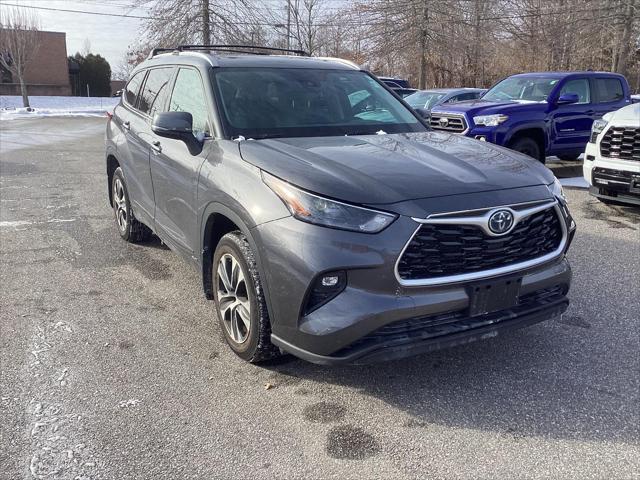 used 2022 Toyota Highlander Hybrid car, priced at $38,900