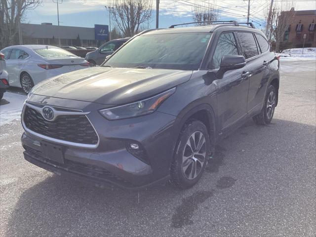 used 2022 Toyota Highlander Hybrid car, priced at $38,900