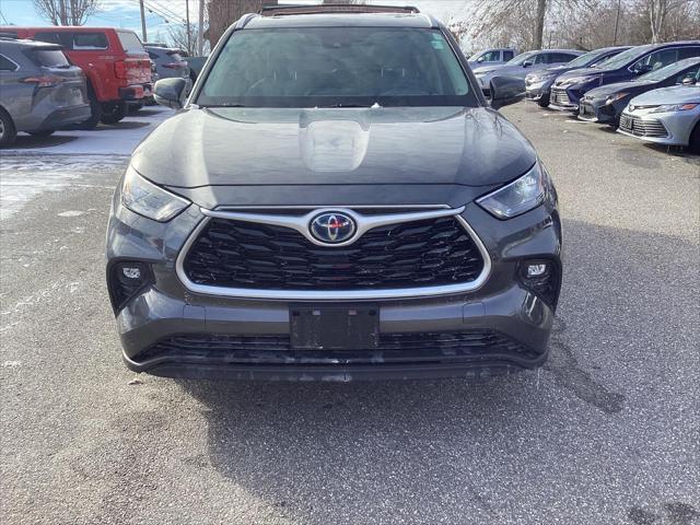 used 2022 Toyota Highlander Hybrid car, priced at $38,900