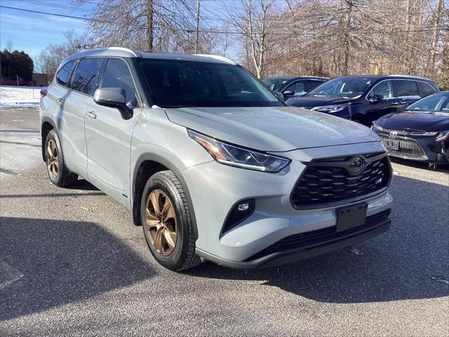 used 2022 Toyota Highlander Hybrid car, priced at $35,900