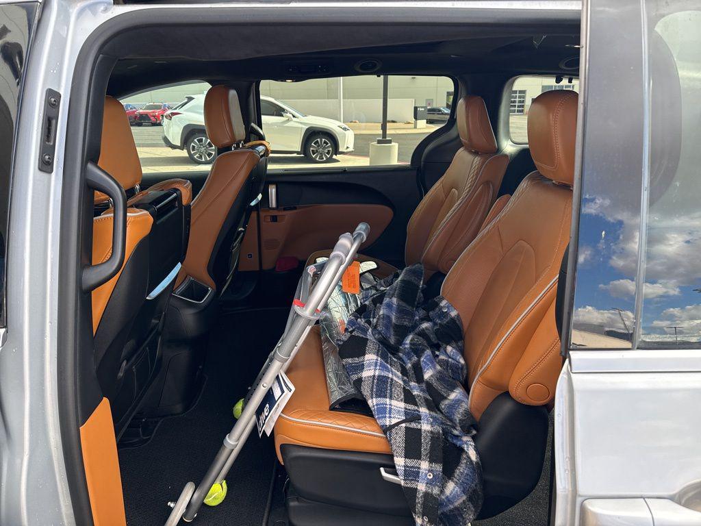 used 2022 Chrysler Pacifica car, priced at $35,331