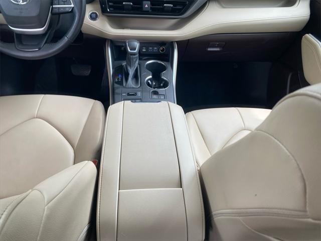 used 2022 Toyota Highlander car, priced at $38,552