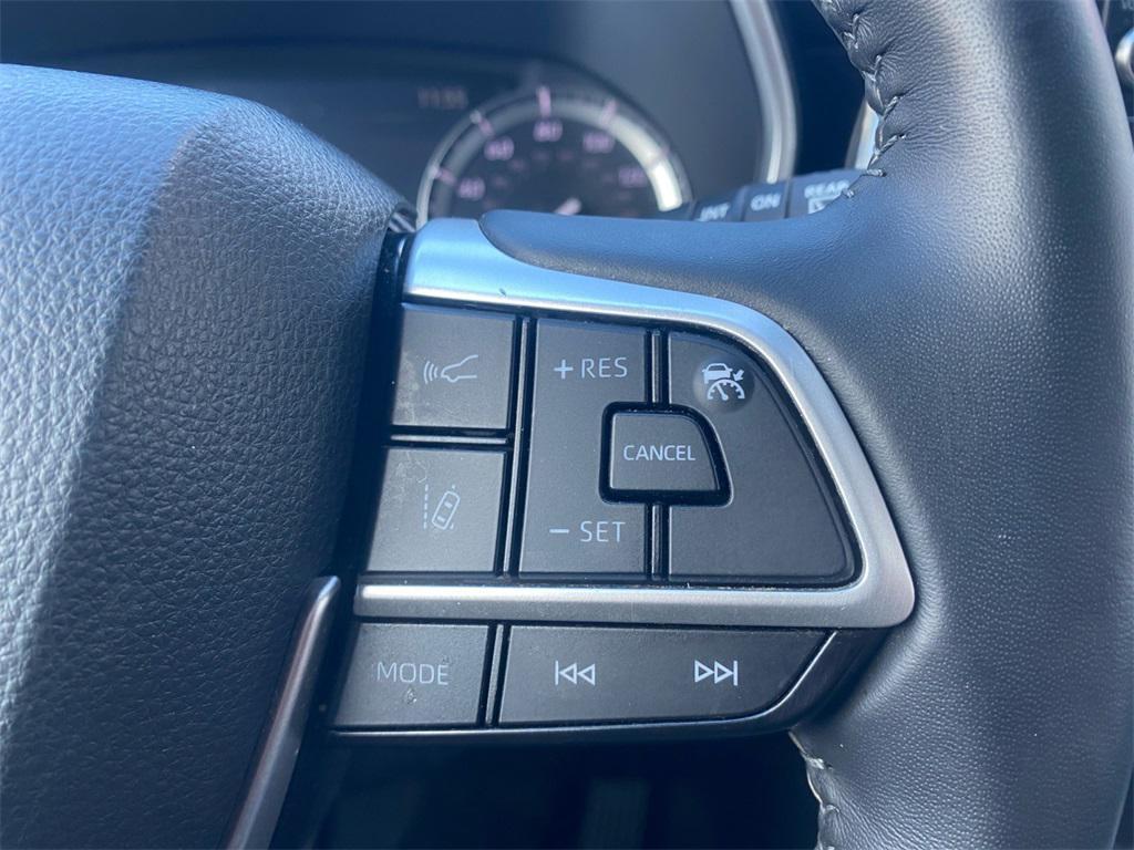 used 2022 Toyota Highlander car, priced at $35,223