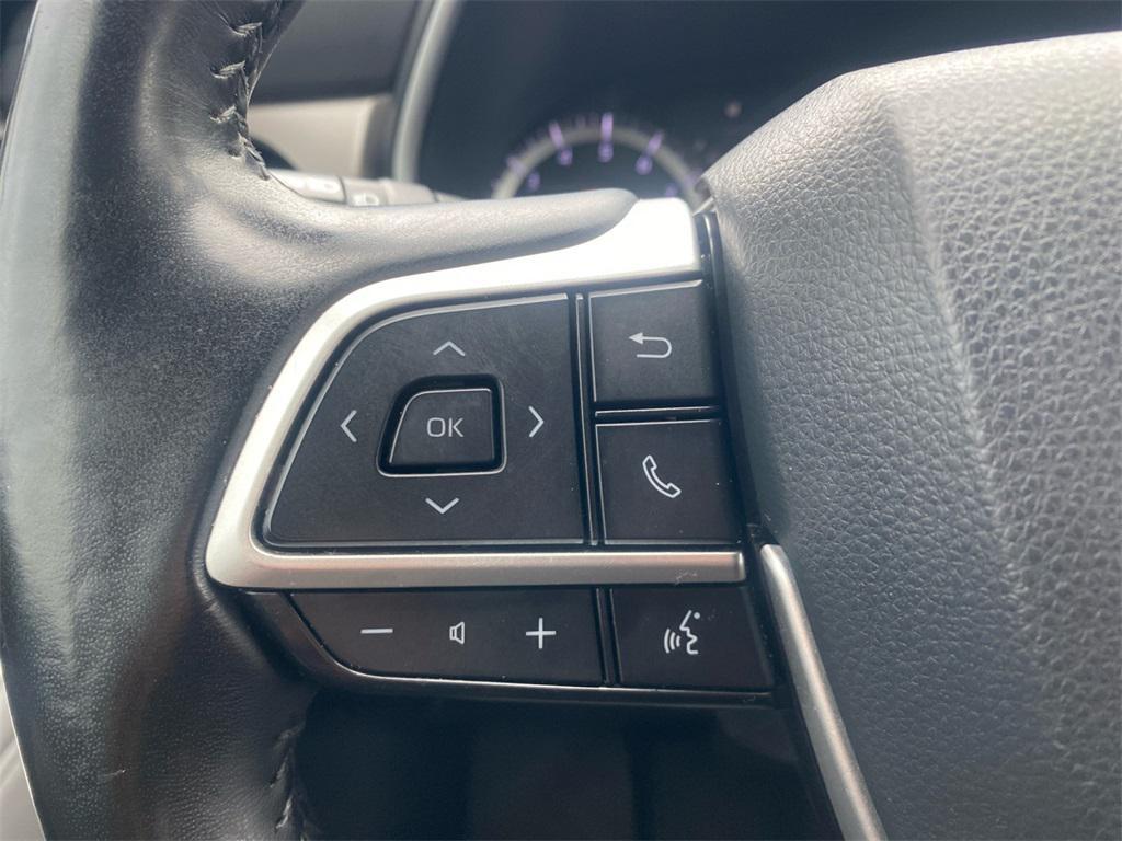 used 2022 Toyota Highlander car, priced at $33,991