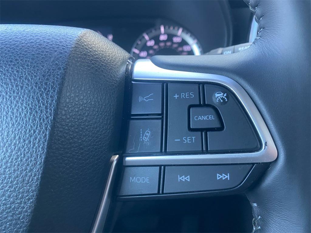 used 2022 Toyota Highlander car, priced at $29,553