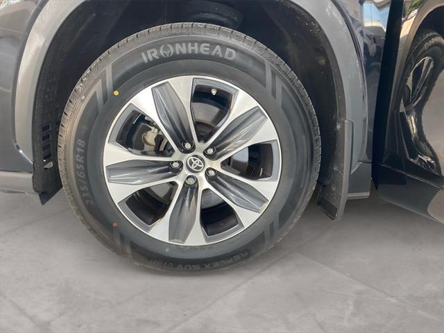 used 2022 Toyota Highlander car, priced at $37,493