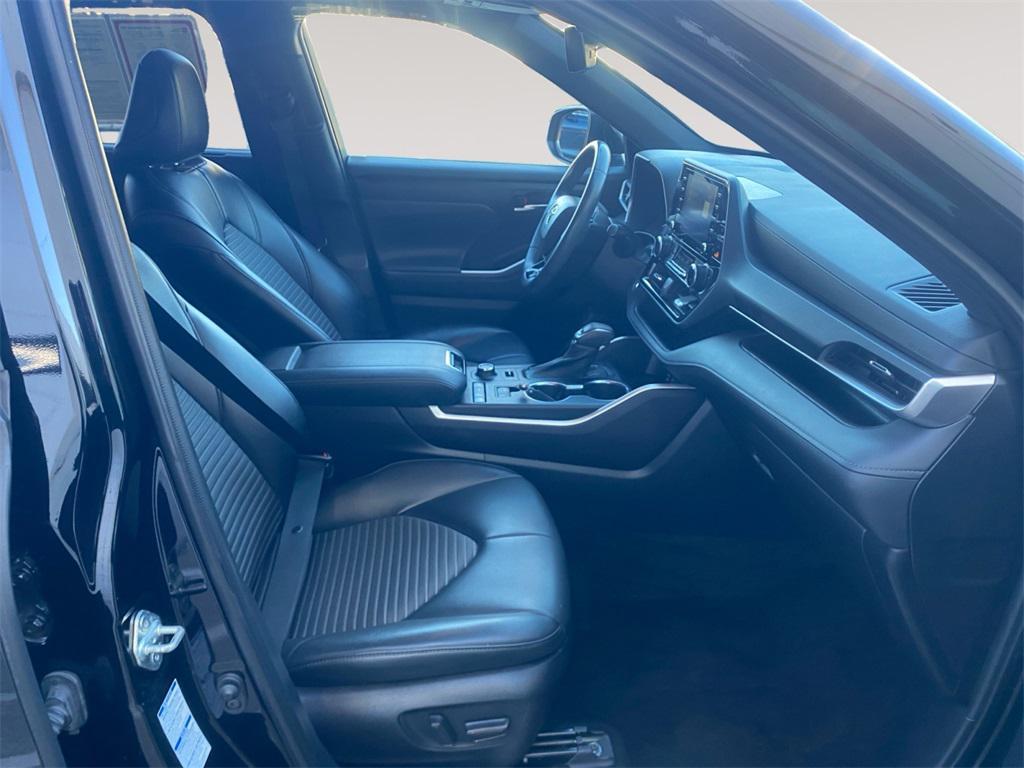 used 2022 Toyota Highlander car, priced at $35,444