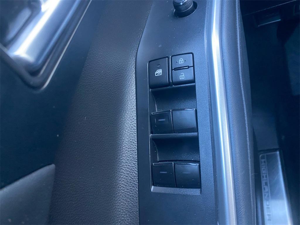 used 2022 Toyota Highlander car, priced at $35,444