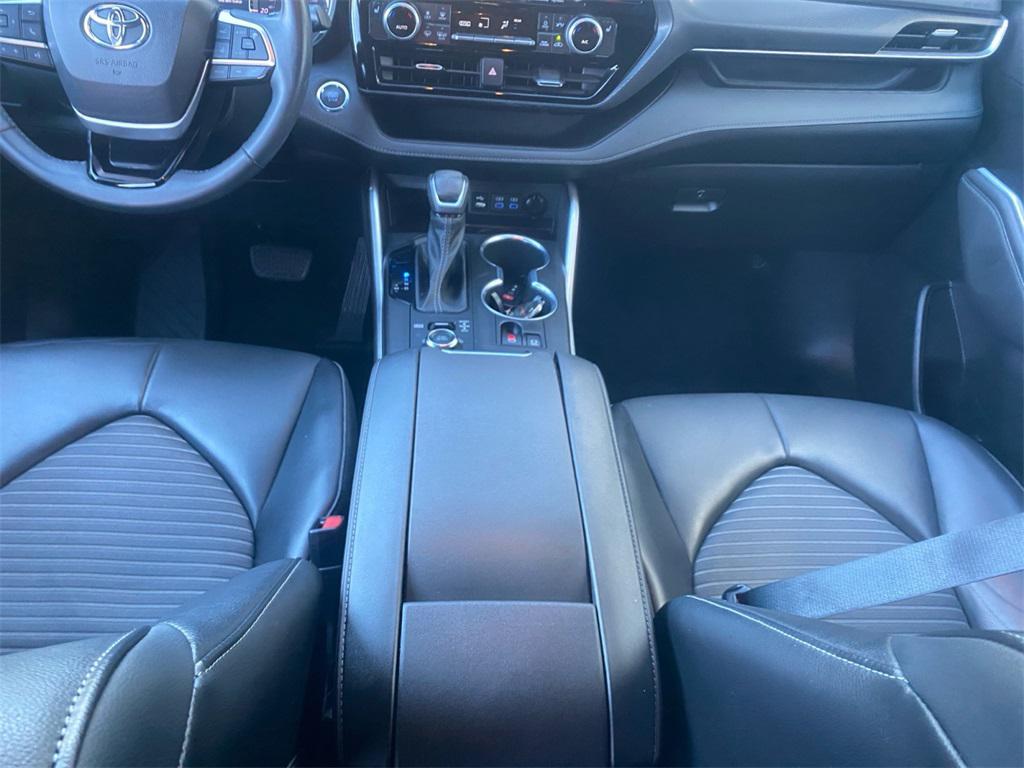 used 2022 Toyota Highlander car, priced at $35,444