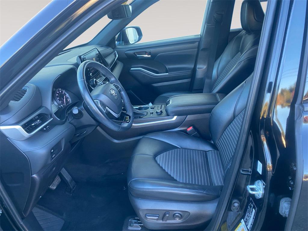 used 2022 Toyota Highlander car, priced at $35,444