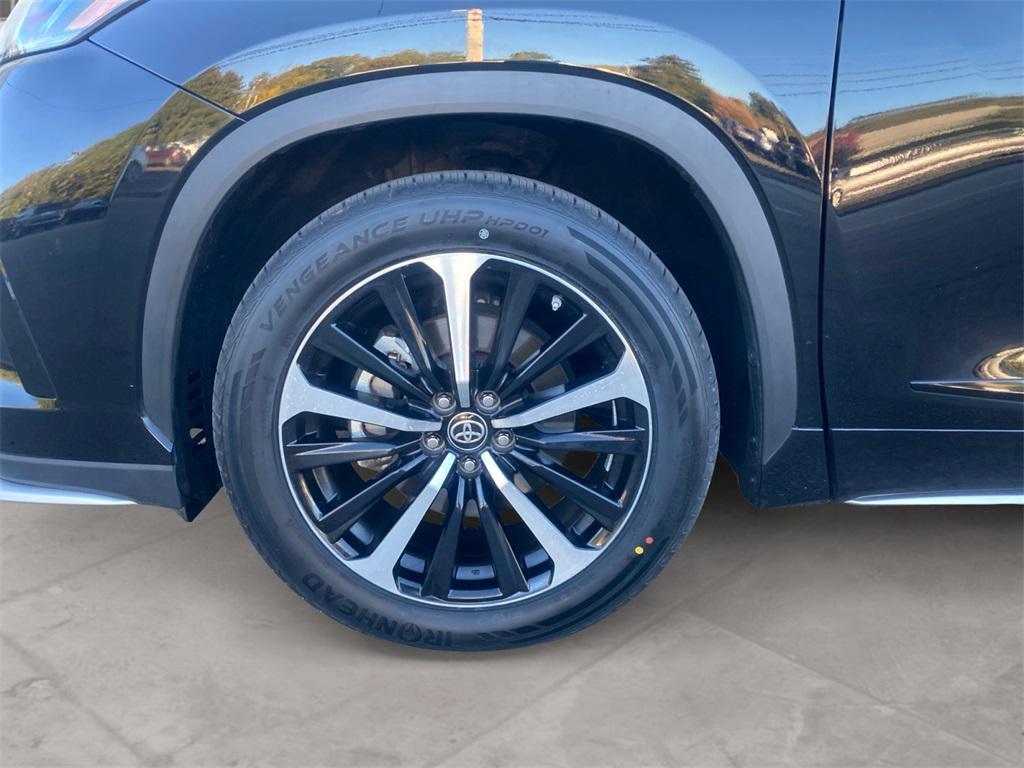 used 2022 Toyota Highlander car, priced at $35,444