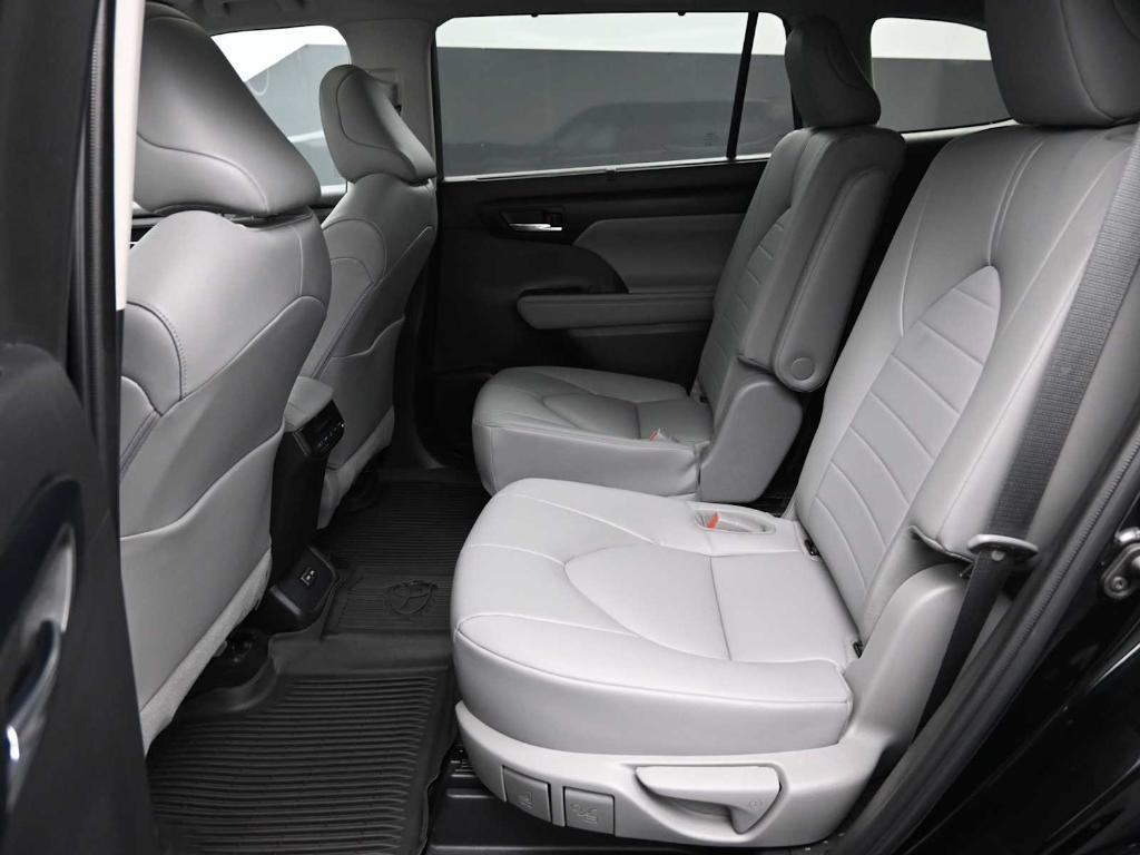 used 2022 Toyota Highlander car, priced at $34,498