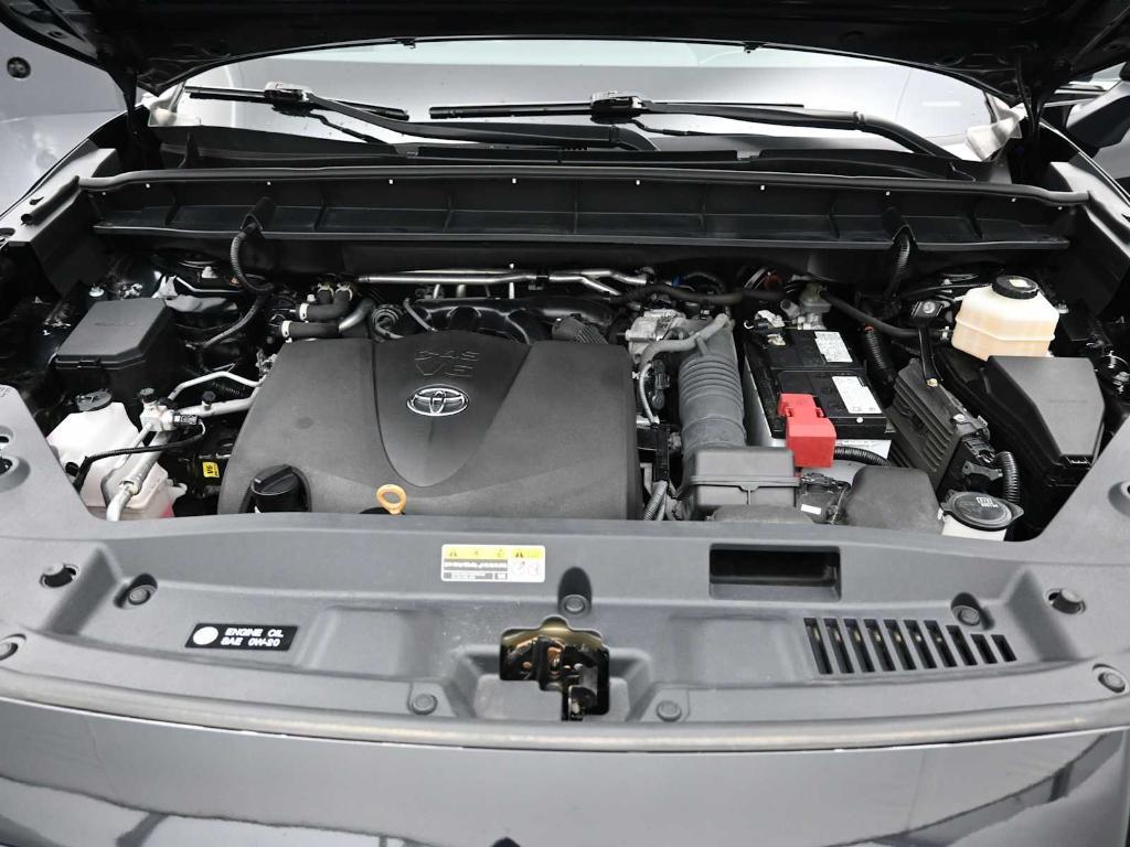 used 2022 Toyota Highlander car, priced at $34,498