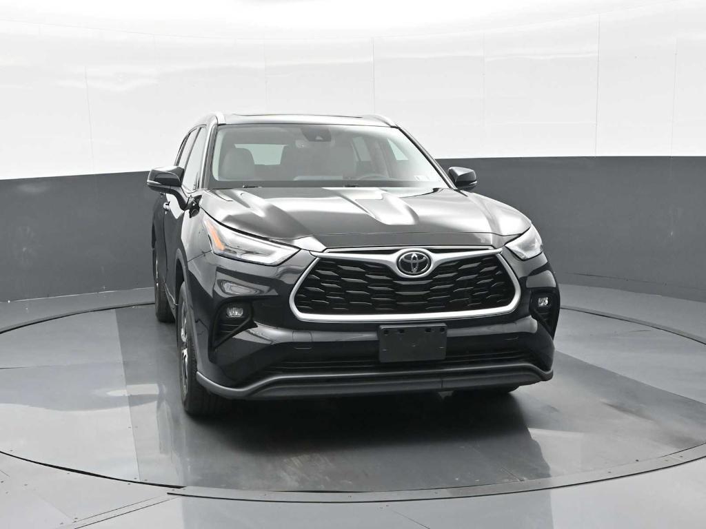 used 2022 Toyota Highlander car, priced at $34,498