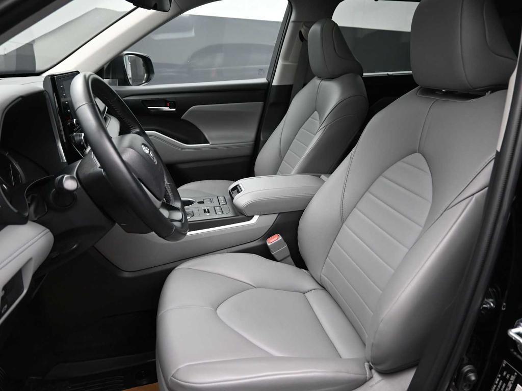 used 2022 Toyota Highlander car, priced at $34,498