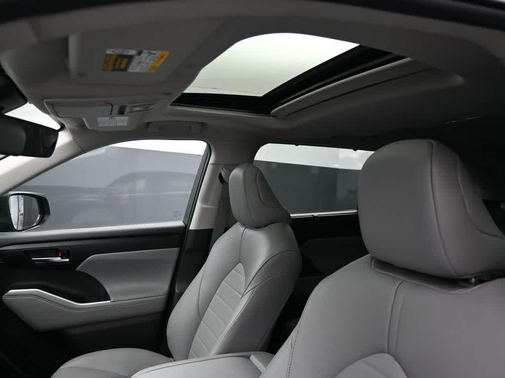 used 2022 Toyota Highlander car, priced at $36,531