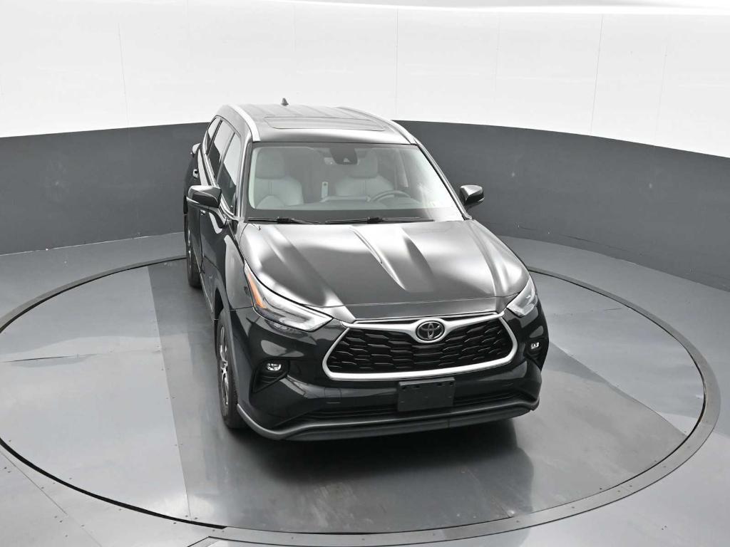 used 2022 Toyota Highlander car, priced at $34,498