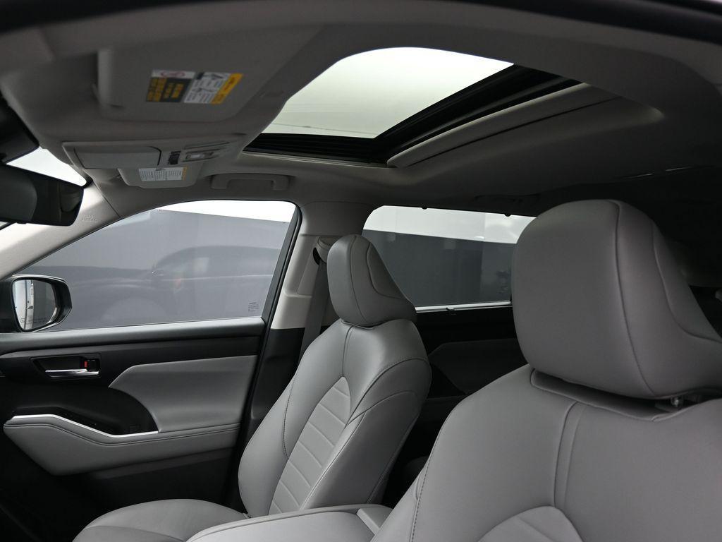 used 2022 Toyota Highlander car, priced at $33,494