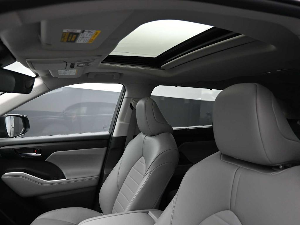 used 2022 Toyota Highlander car, priced at $34,498