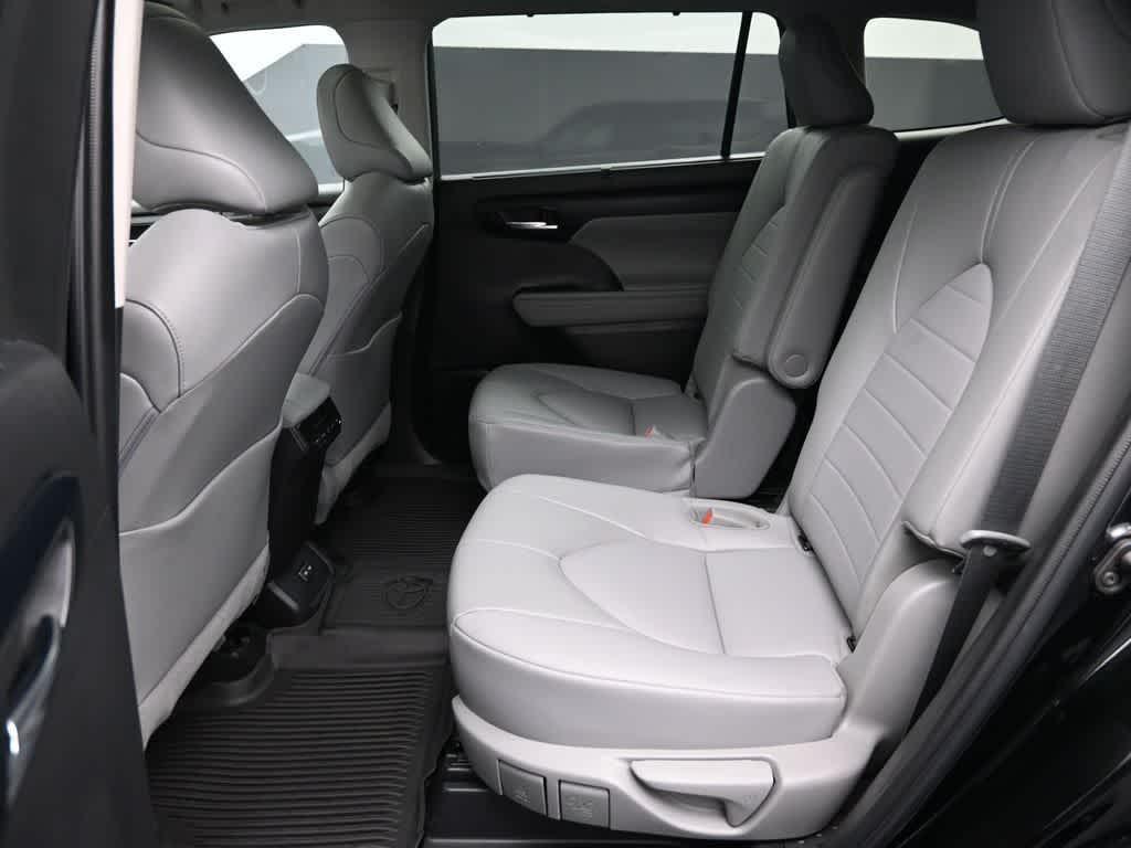 used 2022 Toyota Highlander car, priced at $36,531
