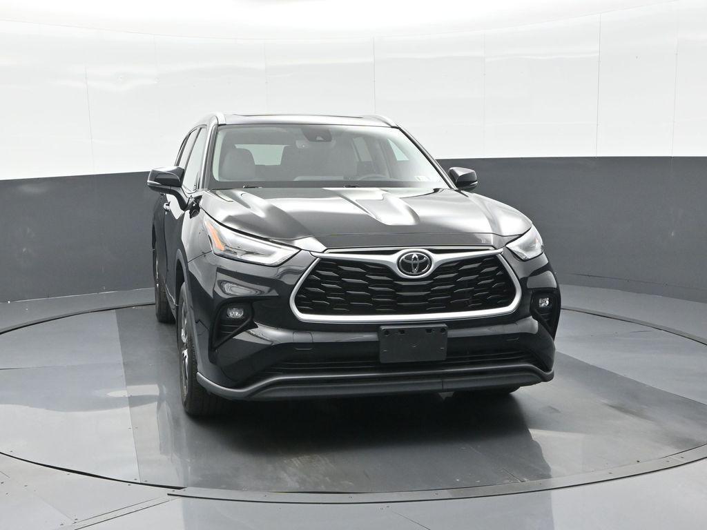 used 2022 Toyota Highlander car, priced at $33,494